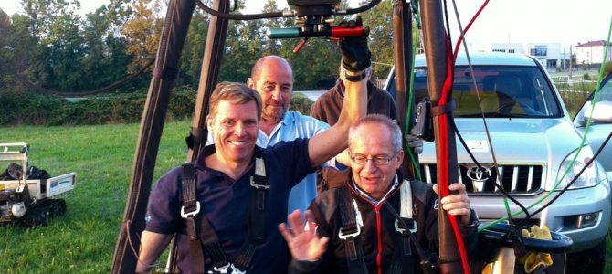 Il primo pilota disabile in Europa, Tim Ellison, in volo in mongolfiera alla Festa dell’Aria di Capannori.